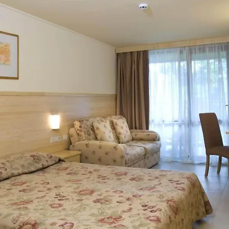 Flamingo Grand & Ξενοδοχείο Αλμπένα